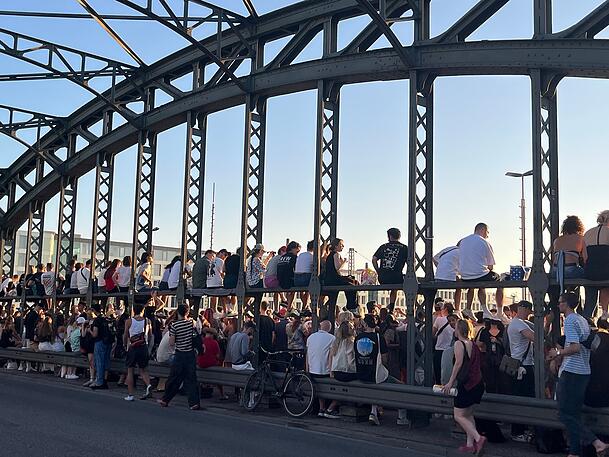 Sofi-Fans an der Hackerbrücke. Sofi-Fans an der Hackerbrücke.