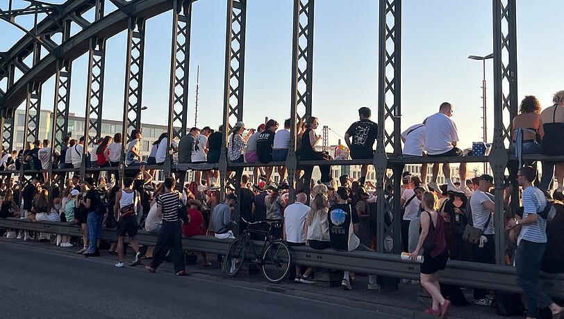 Sofi-Fans an der Hackerbr&uuml;cke.