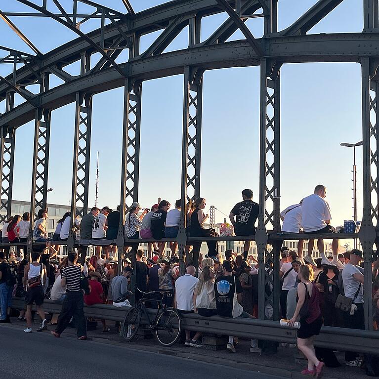 Sofi-Fans an der Hackerbr&uuml;cke.