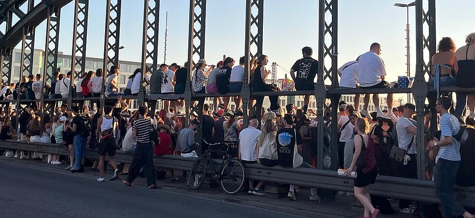 Sofi-Fans an der Hackerbr&uuml;cke.