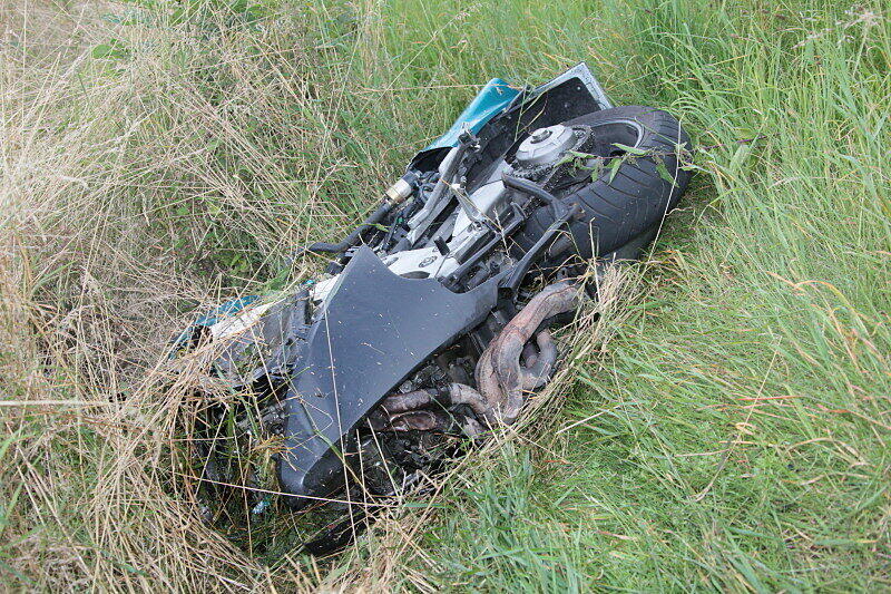 Bei dem Unfall wurde das Vorderrad des Motorrads einfach abgerissen: Bei Taufkirchen sind vier Menschen schwer verletzt worden. Die Bilder