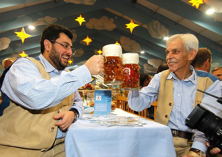 Und da wollte auch Investor Hasan Ismaik nicht fehlen. Hier prostet der Jordanier dem Präsidenten Dieter Schneider zu.