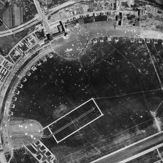 1946: Zerbombt und durchlöchert &ndash; der Flughafen kurz nach dem Krieg.