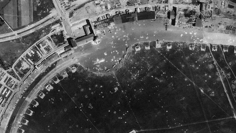 1946: Zerbombt und durchlöchert – der Flughafen kurz nach dem Krieg. 1946: Zerbombt und durchlöchert – der Flughafen kurz nach dem Krieg.