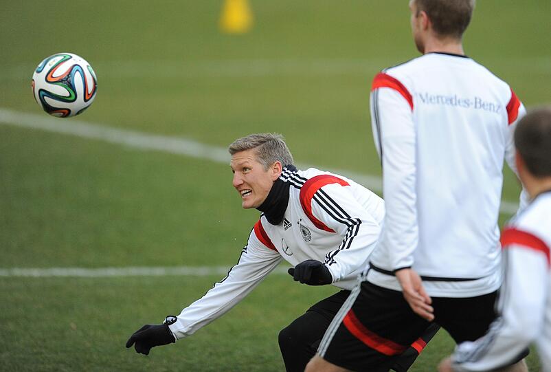 Schon wieder das Knie: Bastian Schweinsteiger fällt für die nächsten beiden Länderspiele aus. (Archivbild)