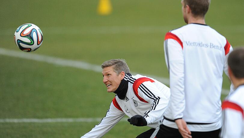 Schon wieder das Knie: Bastian Schweinsteiger fällt für die nächsten beiden Länderspiele aus. (Archivbild) Schon wieder das Knie: Bastian Schweinsteiger fällt für die nächsten beiden Länderspiele aus. (Archivbild)