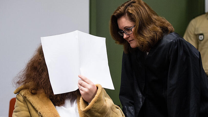 Eine Studentin soll ihrem Freund mit einer Kreissäge den Kopf abgetrennt und ihn später im Garten verscharrt haben. Eine Studentin soll ihrem Freund mit einer Kreissäge den Kopf abgetrennt und ihn später im Garten verscharrt haben.