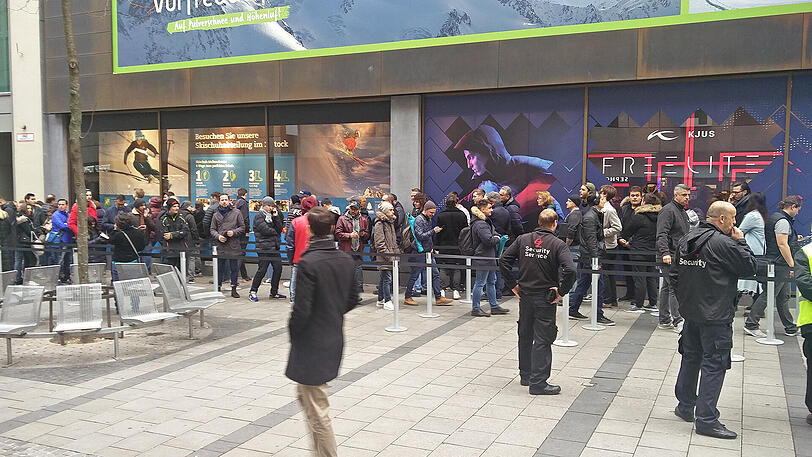 Lange Schlange vor dem Apple-Store in München: Am Freitag startete der offizielle Verkauf des neuen iPhone X.