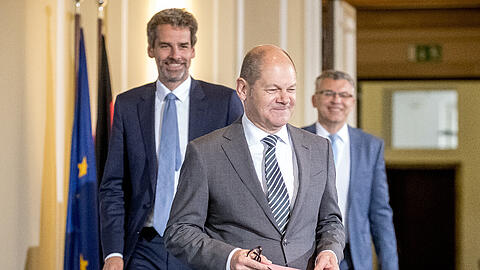 Bundesfinanzminister Olaf Scholz (SPD) kommt mit Sprecher Steffen Hebestreit (links) und Staatssekretär Werner Gatzer zur Präsentation der Ergebnisse der 153. Sitzung des Arbeitskreises "Steuerschätzungen" im Bundesfinanzministerium.
