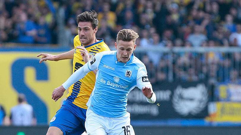 Löwe Benjamin Kindsvater (vorne) im Duell mit Braunschweigs Benjamin Kessel.