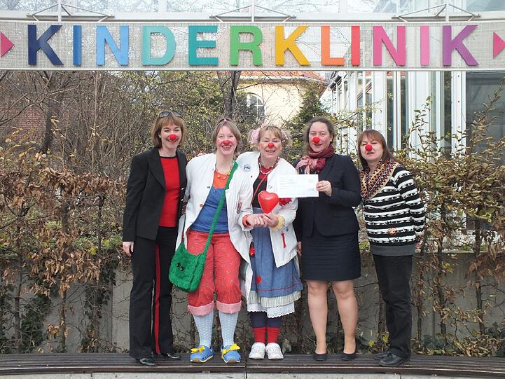 Spendenübergabe an der Kinderklinik des Krankenhauses München-Schwabing (v. l.): Silke Boyd (IBM), die Klinik-Clowns "Dr. Tikedibuh" und "Dr. Gretel", Sarah Schrempf (IBM), Elisabeth Makepeace (Vorsitzende Klinik-Clowns e.V.).