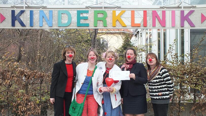 Spendenübergabe an der Kinderklinik des Krankenhauses München-Schwabing (v. l.): Silke Boyd (IBM), die Klinik-Clowns "Dr. Tikedibuh" und "Dr. Gretel", Sarah Schrempf (IBM), Elisabeth Makepeace (Vorsitzende Klinik-Clowns e.V.). Spendenübergabe an der Kinderklinik des Krankenhauses München-Schwabing (v. l.): Silke Boyd (IBM), die Klinik-Clowns "Dr. Tikedibuh" und "Dr. Gretel", Sarah Schrempf (IBM), Elisabeth Makepeace (Vorsitzende Klinik-Clowns e.V.).