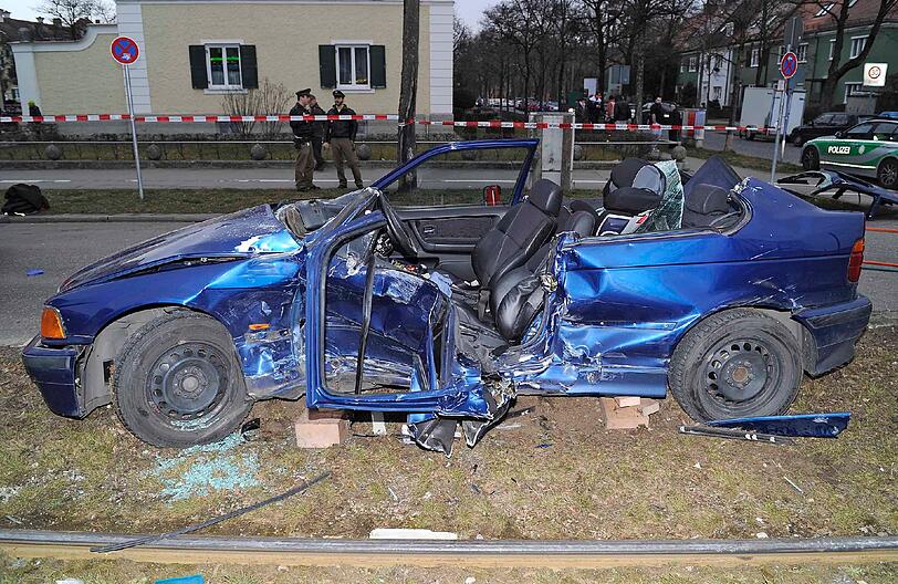 Der Fahrer des BMW wurde im Wagen eingeklemmt und musste von der Feuerwehr herausgeschnitten werden. Die Bilder vom Einsatz.