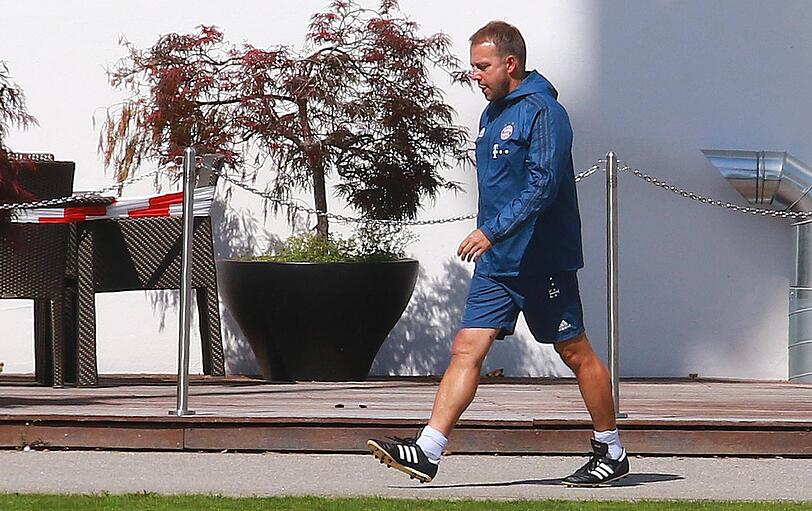 Hansi Flick auf dem Weg zum Trainingsplatz. Endlich kann der Bayern-Coach wieder mit dem kompletten Team zusammenarbeiten.