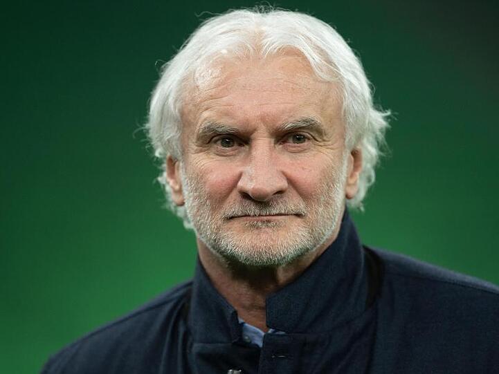 Rudi Völler, Geschäftsführer Sport von Bayer 04 Leverkusen, blickt in die Runde. Foto: Marius Becker/Archiv