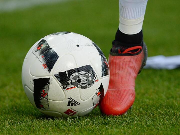 Ein Fußball-Spiel. Foto: Patrick Seeger/Archivbild