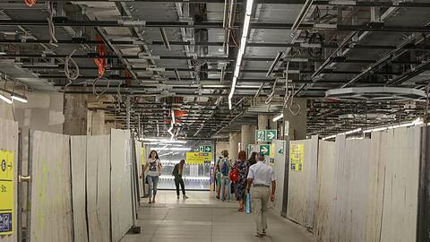 Im Zwischengeschoss hängen noch überall Kabel von der Decke.
