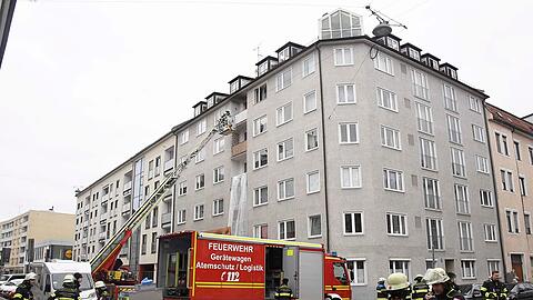 Bei einem Zimmerbrand im fünften Stock ist eine 86-Jährige ums Leben gekommen.