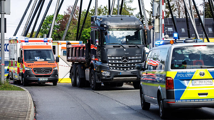 Der verunfallte Lastwagen steht nach dem tödlichen Unfall mit einem Fußgänger an der Unfallstelle am Effnerplatz.
