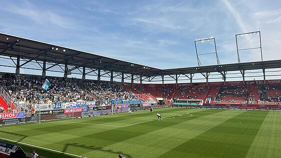 Der Audi-Sportpark füllt sich langsam