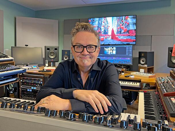 Geboren in Luzern studierte der 61-jährige Komposition unter anderem am Richard-Strauss-Konservatorium und absolvierte eine popmusikalische Ausbildung bei Harold Faltermeyer. Er veröffentlichte Kino- und Fernsehfilme, Werbespots, zahlreiche Schallplatten, DVDs und Popalben. Zu seinen Werken gehören die Filmmusiken zu "Die Päpstin", "Das Wunder von Bern" und "Deutschland. Ein Sommermärchen." Geboren in Luzern studierte der 61-jährige Komposition unter anderem am Richard-Strauss-Konservatorium und absolvierte eine popmusikalische Ausbildung bei Harold Faltermeyer. Er veröffentlichte Kino- und Fernsehfilme, Werbespots, zahlreiche Schallplatten, DVDs und Popalben. Zu seinen Werken gehören die Filmmusiken zu "Die Päpstin", "Das Wunder von Bern" und "Deutschland. Ein Sommermärchen."