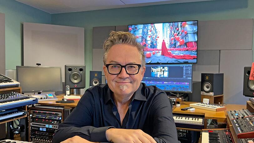 Geboren in Luzern studierte der 61-jährige Komposition unter anderem am Richard-Strauss-Konservatorium und absolvierte eine popmusikalische Ausbildung bei Harold Faltermeyer. Er veröffentlichte Kino- und Fernsehfilme, Werbespots, zahlreiche Schallplatten, DVDs und Popalben. Zu seinen Werken gehören die Filmmusiken zu "Die Päpstin", "Das Wunder von Bern" und "Deutschland. Ein Sommermärchen." Geboren in Luzern studierte der 61-jährige Komposition unter anderem am Richard-Strauss-Konservatorium und absolvierte eine popmusikalische Ausbildung bei Harold Faltermeyer. Er veröffentlichte Kino- und Fernsehfilme, Werbespots, zahlreiche Schallplatten, DVDs und Popalben. Zu seinen Werken gehören die Filmmusiken zu "Die Päpstin", "Das Wunder von Bern" und "Deutschland. Ein Sommermärchen."
