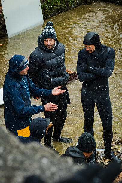 Hitzige Diskussionen am Eisbachufer. Wird so die Welle wieder hergestellt?