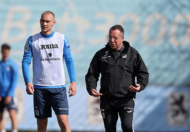 Sechzig-Youngster Lasse Fassmann (l.) im Training neben Chefcoach Markus Kauczinski.