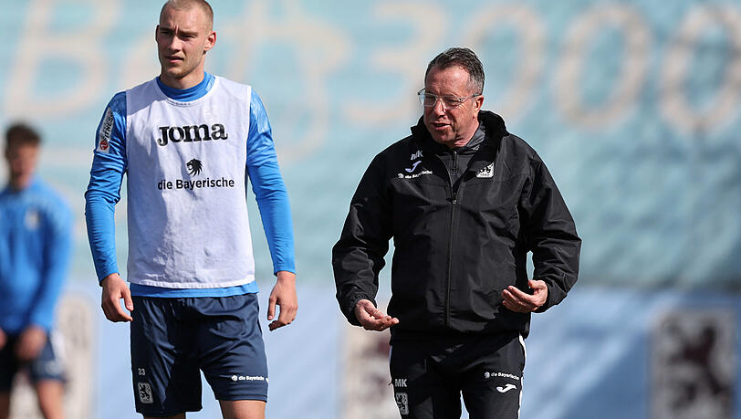 Sechzig-Youngster Lasse Fassmann (l.) im Training neben Chefcoach Markus Kauczinski.