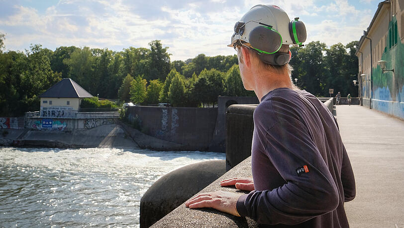 Reinhold Braun (57) ist seit 20 Jahren regelmäßig am Stauwehr Oberföhring im Einsatz. Zusammen mit seinem Team sieht er hier nach dem Rechten, behebt Störungen und fischt Treibgut aus dem Wasser, damit die Wehrschützen nicht verstopfen. Reinhold Braun (57) ist seit 20 Jahren regelmäßig am Stauwehr Oberföhring im Einsatz. Zusammen mit seinem Team sieht er hier nach dem Rechten, behebt Störungen und fischt Treibgut aus dem Wasser, damit die Wehrschützen nicht verstopfen.