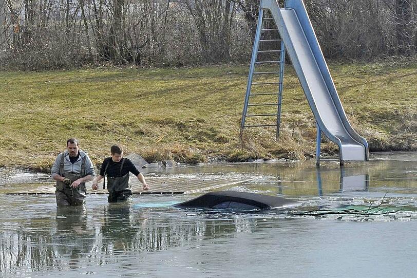 Bergkirchen: Auto im Badesee geparkt - Bilder - Abendzeitung München