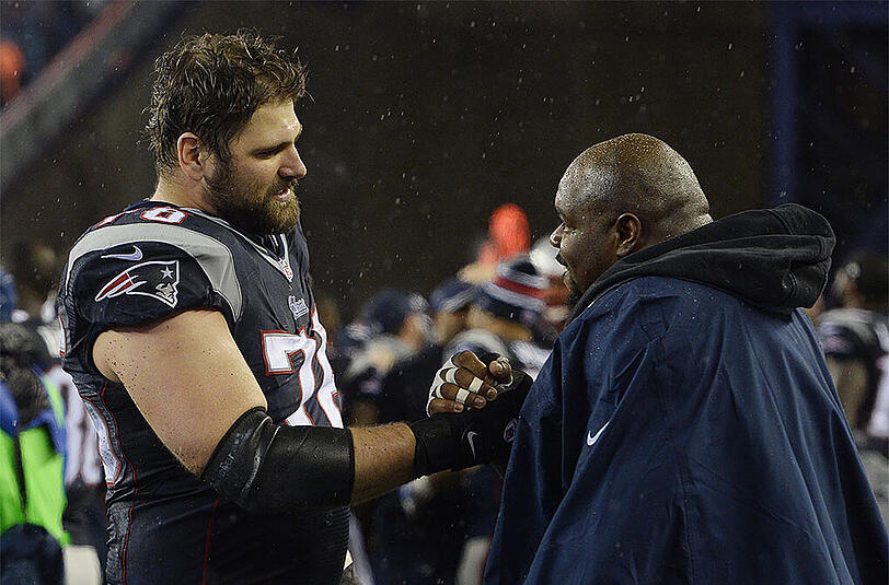 Gratulation an den deutschen Football-Legionär: Right Tackle Sebastian Vollmer klatscht mit Nose Tackle Vince Wilfork ab.