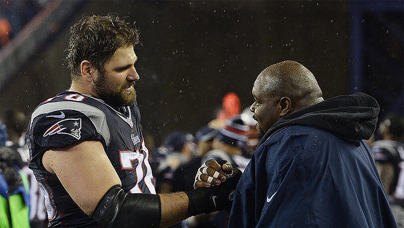 Gratulation an den deutschen Football-Legionär: Right Tackle Sebastian Vollmer klatscht mit Nose Tackle Vince Wilfork ab. Gratulation an den deutschen Football-Legionär: Right Tackle Sebastian Vollmer klatscht mit Nose Tackle Vince Wilfork ab.