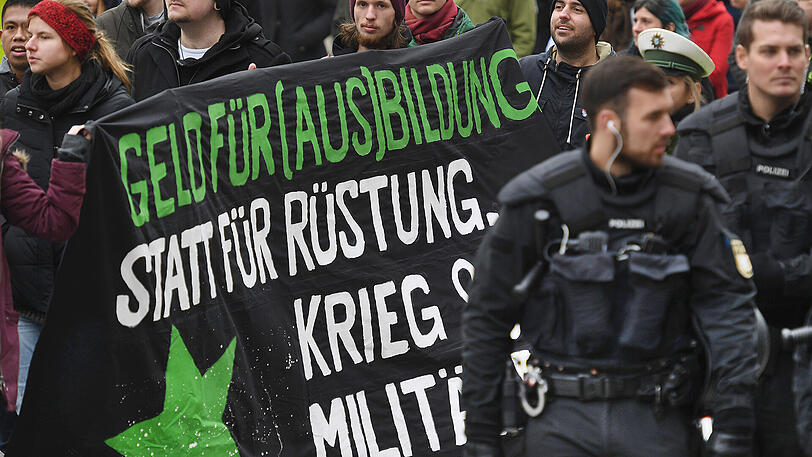Bilder von der Siko-Gegendemo in München: Vom Stachus ging es über den Odeonsplatz zum Marienplatz. Laut Polizei haben rund 1.500 Personen teilgenommen.