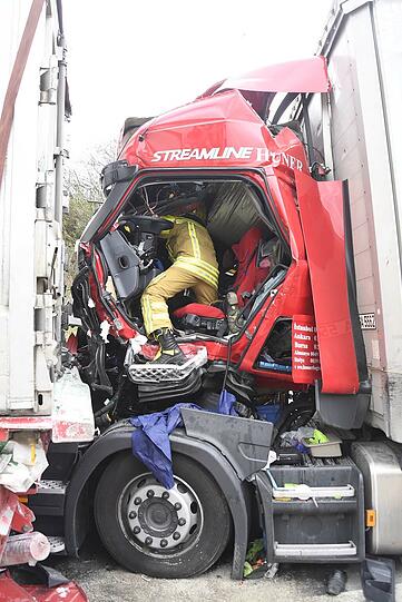 Mega-Stau auf der A9 Richtung Nürnberg - die Bilder vom Bergungseinsatz am Donnerstag.
