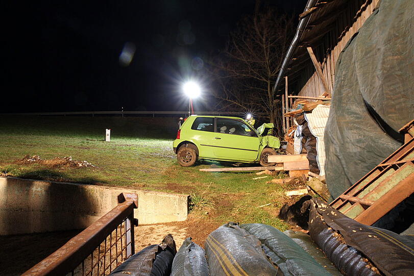 Die Fahranfängering krachte mit ihrem Auto gegen einen Holzstapel und starb. Die Bilder vom Unfallort.
