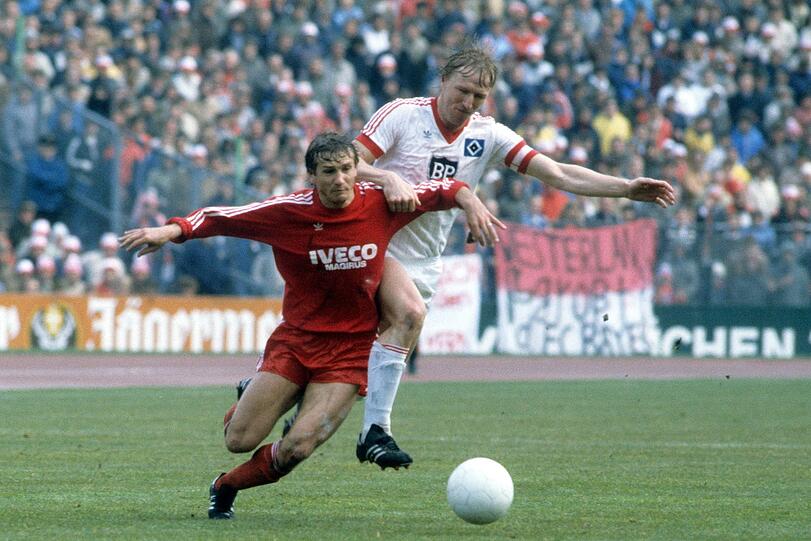 Gleich sieben Tore bekommen die Zuschauer im April 1982 zu sehen. Der HSV um Stürmer Horst Hrubesch schlägt die Münchner knapp mit 4:3 im Olympiastadion.