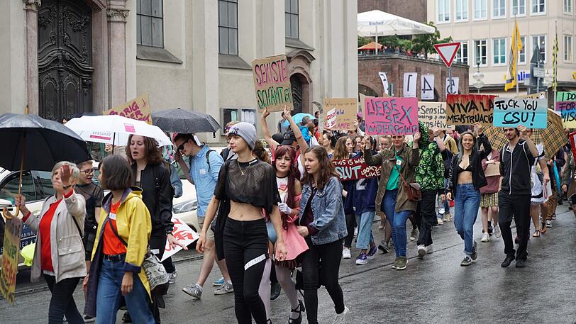 Slutwalk 2018 in München: Frauen und Männer kämpfen gemeinsam gegen Sexismus in der Gesellschaft und fordern sexuelle Selbstbestimmung für alle.