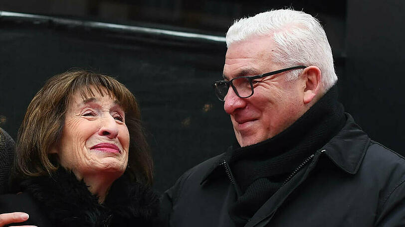 Janis und Mitchell Winehouse während der posthumen Ehrung ihrer Tochter Amy in London.