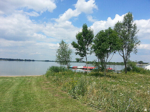 Am Altmühlsee schlängelt sich der Radweg rund vier Kilometer entlang.