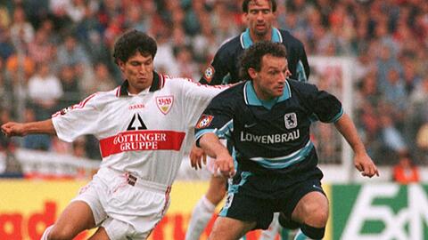 August 1997:  Peter Nowak vom TSV 1860 (rechts) im Duell mit dem Stuttgarter Krassimir Balakov.