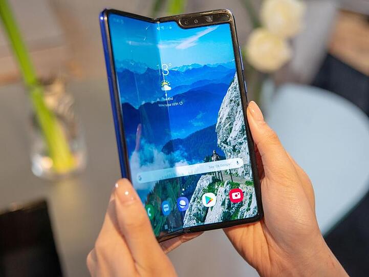 Samsung will das Galaxy Fold nach einem Fehlstart im April nun im September in den Handel bringen.