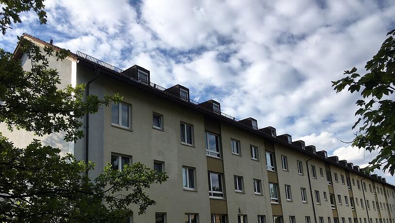 Einer der Wohnriegel in der ehemaligen Amisiedlung am Perlacher Forst. Hier sollen zahlreiche Bäume weichen, für mehr Wohnraum.