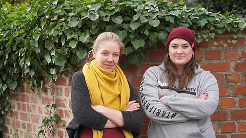 Auch sie streiken am Dienstag mit den Azubis im öffentlichen Dienst: Katharina Heymann (28) und Viktoria Janizki (23).