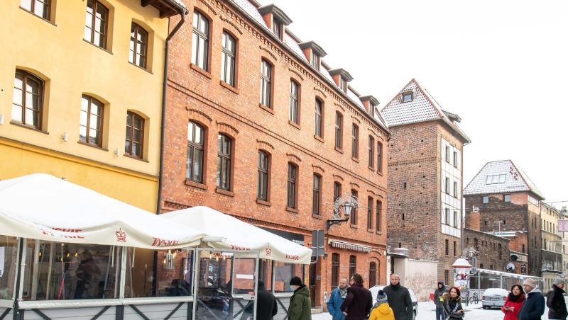 In Polen widersetzen sich zahlreiche Gastronomen den Corona-Verordnungen und öffnen für Gäste. So wie hier vor einem Restaurant in Torun.