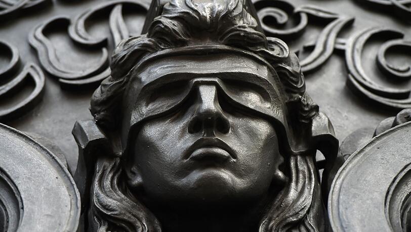 Eine Figur der blinden Justitia.