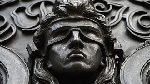 Eine Figur der blinden Justitia.