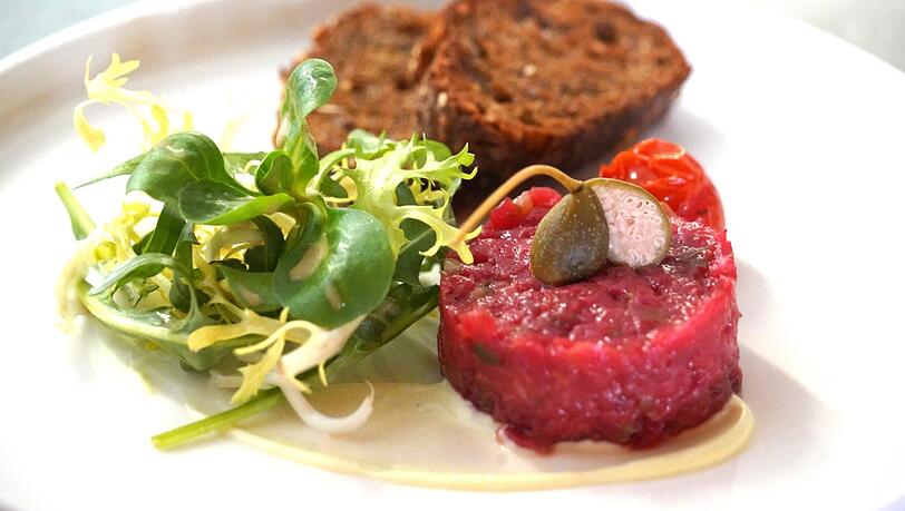 Erster Gang: Tatar vom ErdingerJungrind mit Wasabicremeund geröstetem Malzbrot Erster Gang: Tatar vom ErdingerJungrind mit Wasabicremeund geröstetem Malzbrot