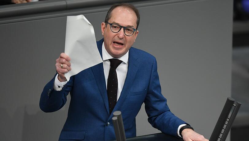 Alexander Dobrindt spricht bei einer Bundestagsdebatte.