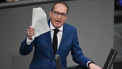 Alexander Dobrindt spricht bei einer Bundestagsdebatte.